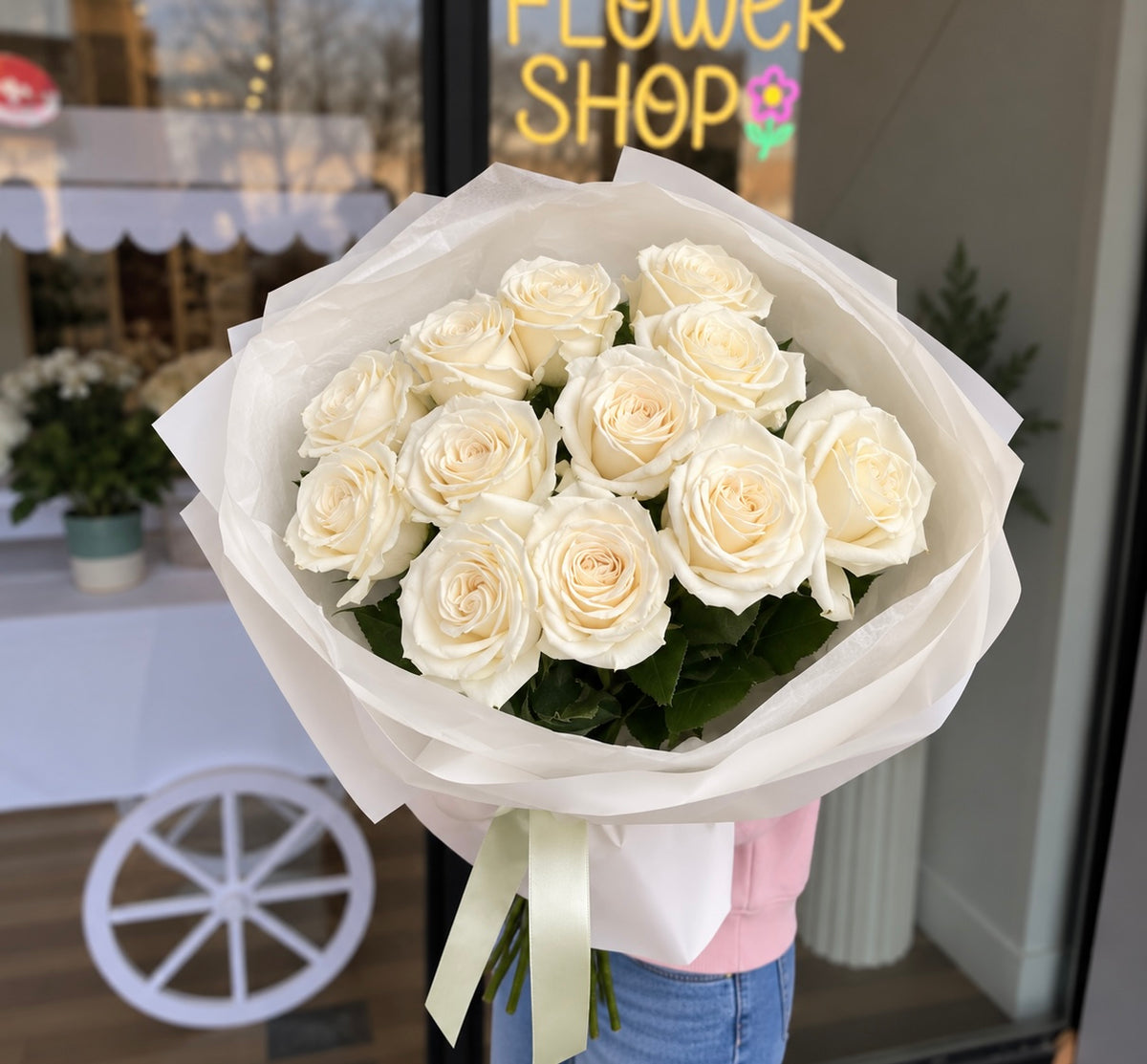 Ivory Elegance – 12 White Roses