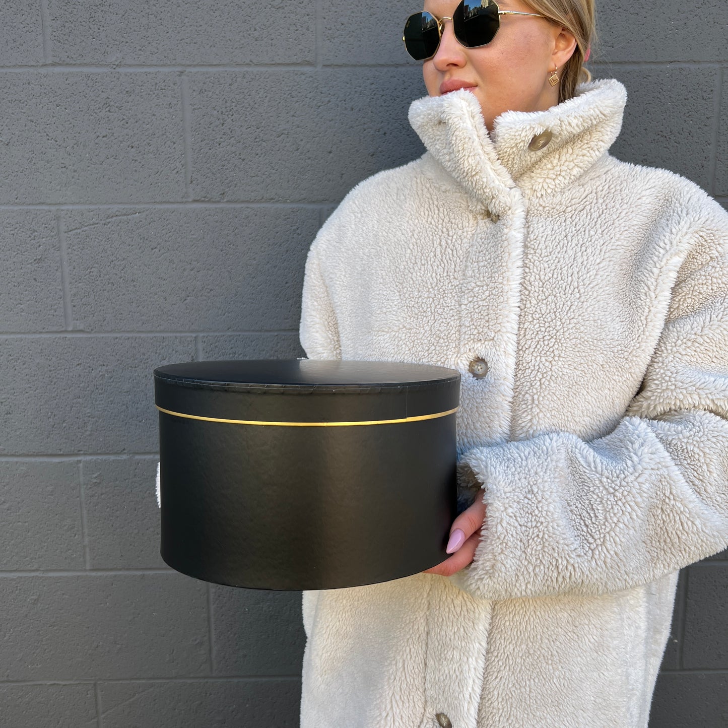 Flower Box With Gold Line - Black